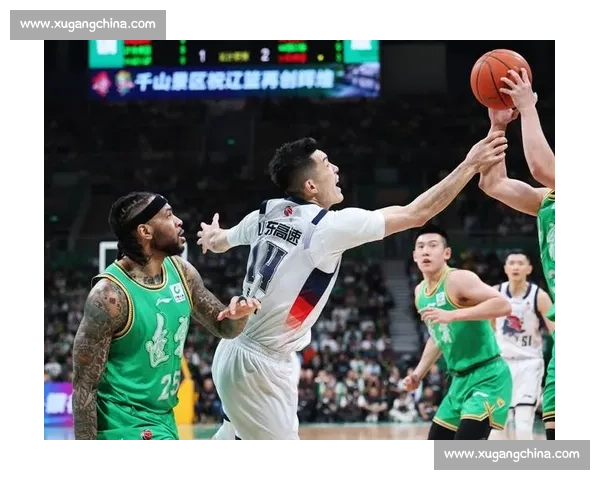 山东高速男篮精彩对决回顾全场激烈拼抢瞬间集锦 山东高速男篮精彩对决回顾全场激烈拼抢瞬间集锦